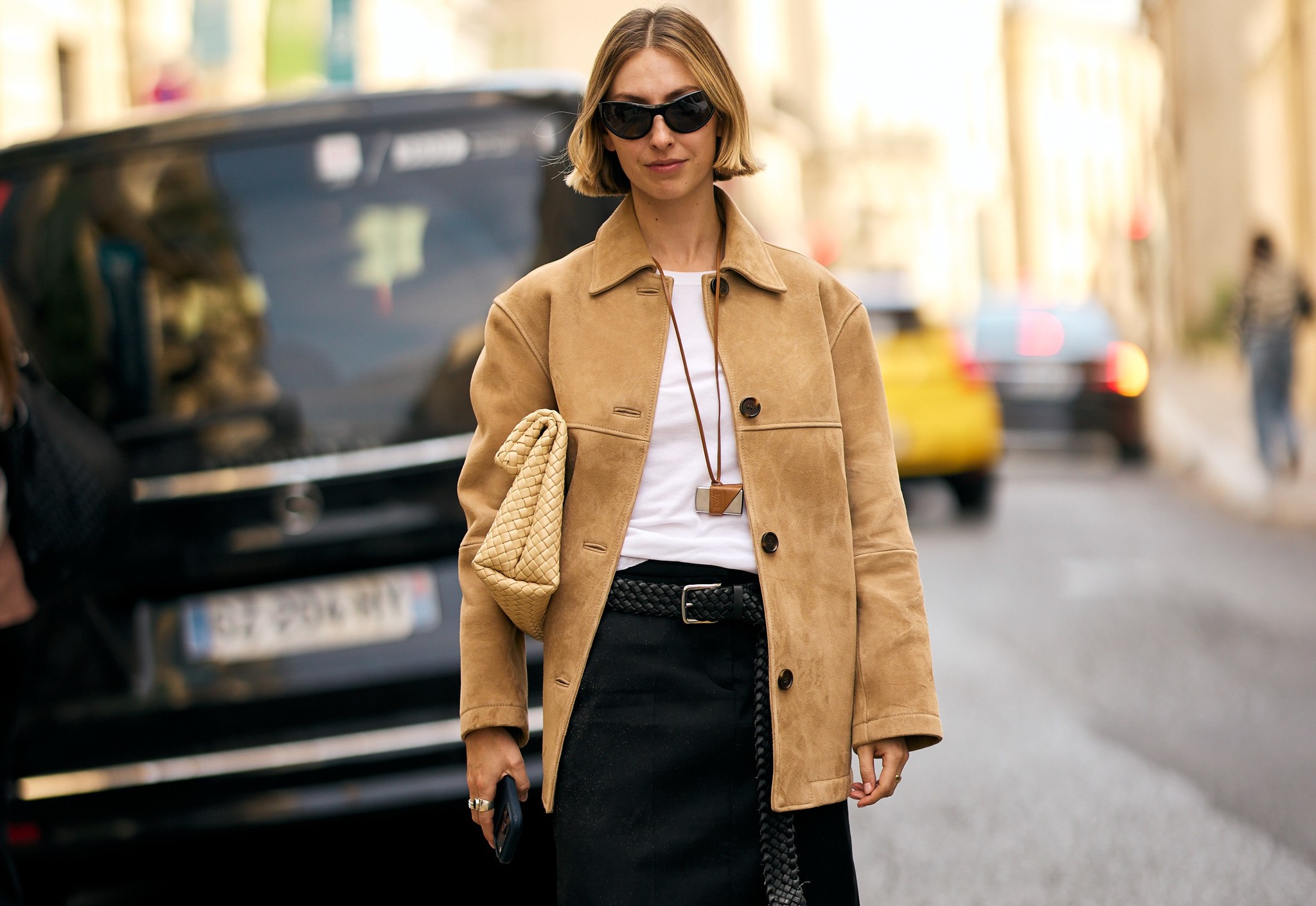 Siete pantalones, faldas y vestidos de Zara y Mango que funcionan con zapatillas y botas, pero que se llevan mejor con los mocasines de ante, tan de moda esta temporada