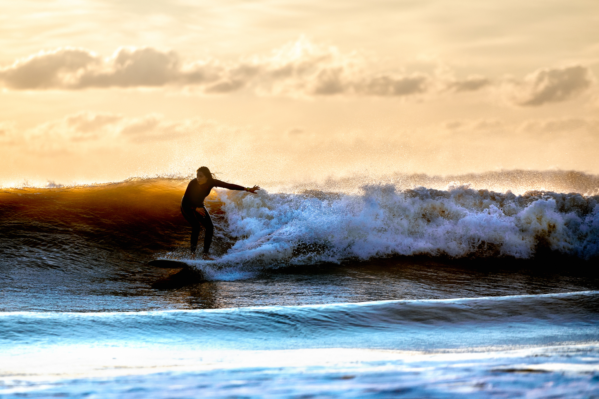 La psicóloga australiana que te ayuda a cambiar hábitos malos por buenos, como los surfistas: "no luches contra la ola, muévete con ella"