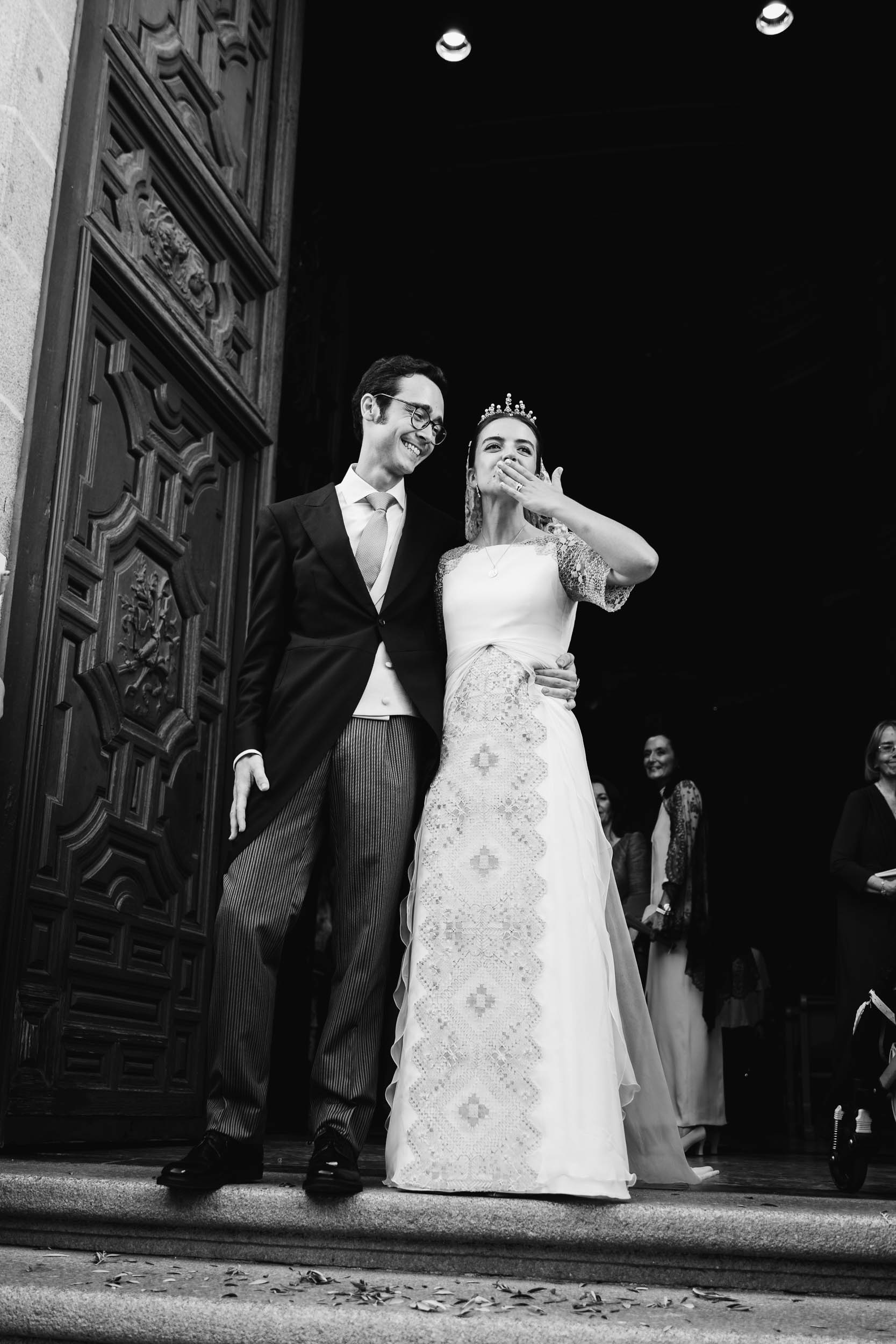 Encajes, flores y bordados: la novia de verano de los mil y un detalles
