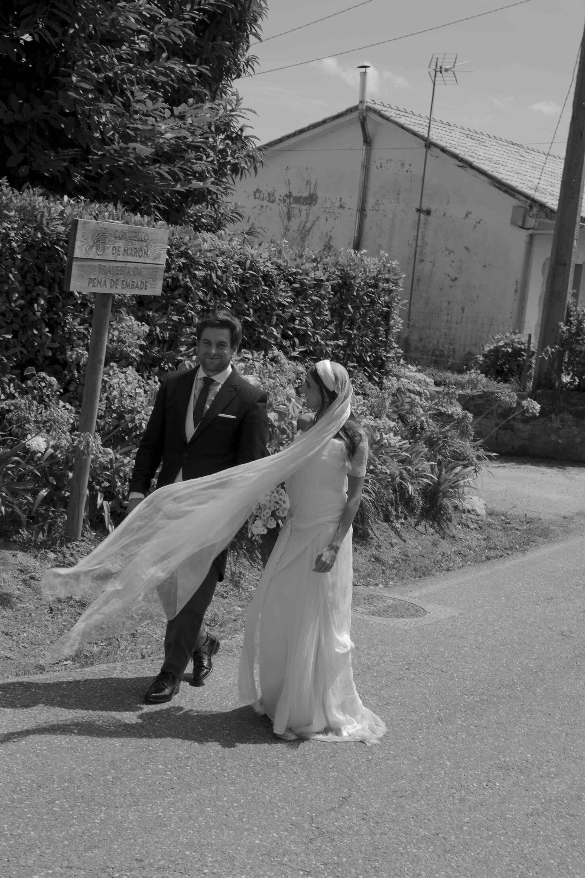 La boda de Paloma y Cristóbal en Galicia que se inspiró en una una película (y en la que ella lució un velo en forma de diadema)