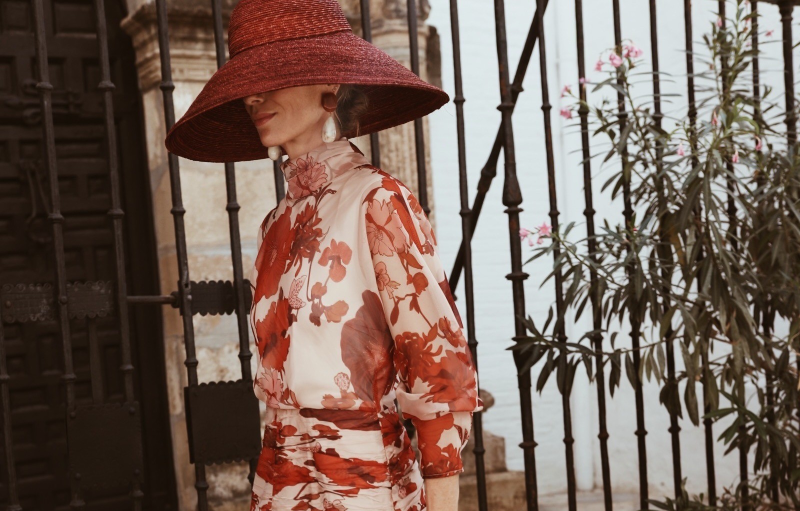 Cómo se viste de invitada la experta en invitadas: el vestido de manga larga más bonito de Carmen de la Puerta en una boda en Sevilla