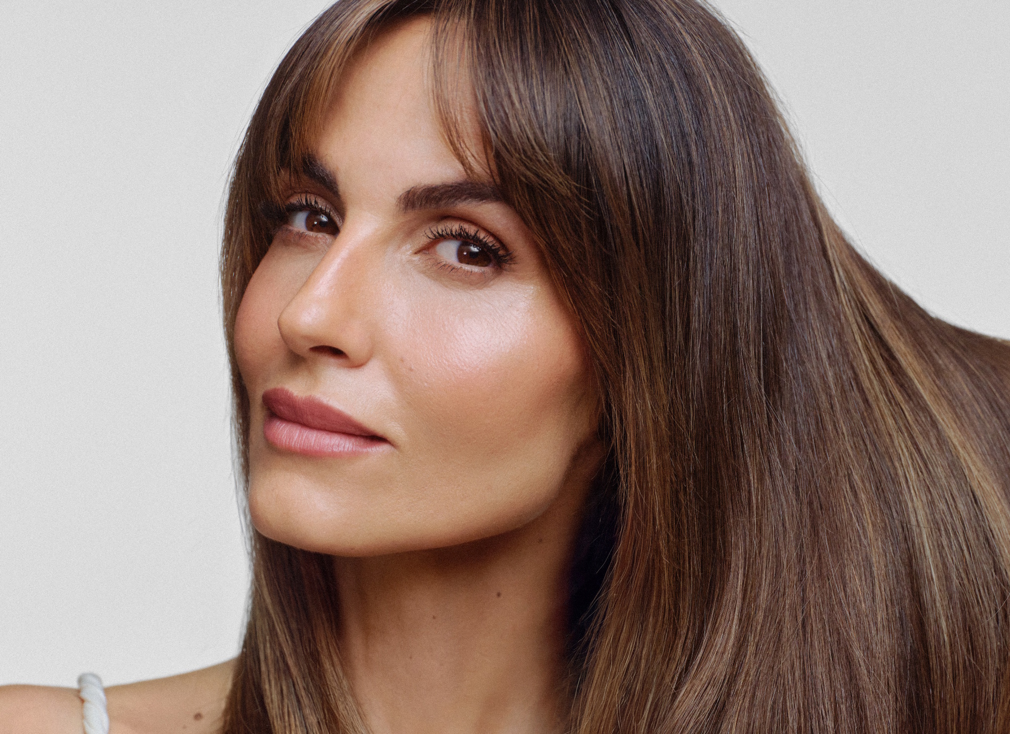 Ariadne Artiles (44): "Con los años, he entendido que el cabello también habla mucho de cómo estamos por dentro y que un pelo sano empieza en el cuero cabelludo"