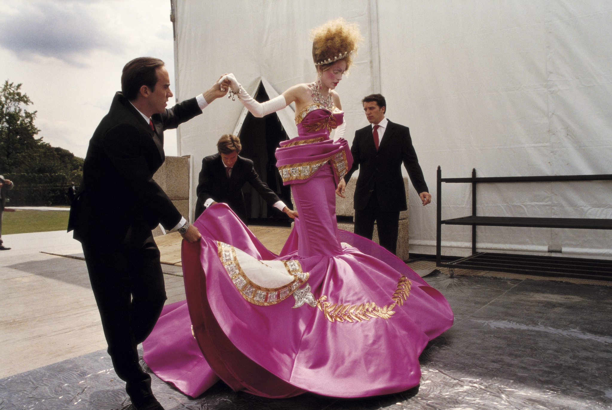 Galliano convirtió Versalles en un delirio hardcore. Rosacapricho, volúmenes y flores.