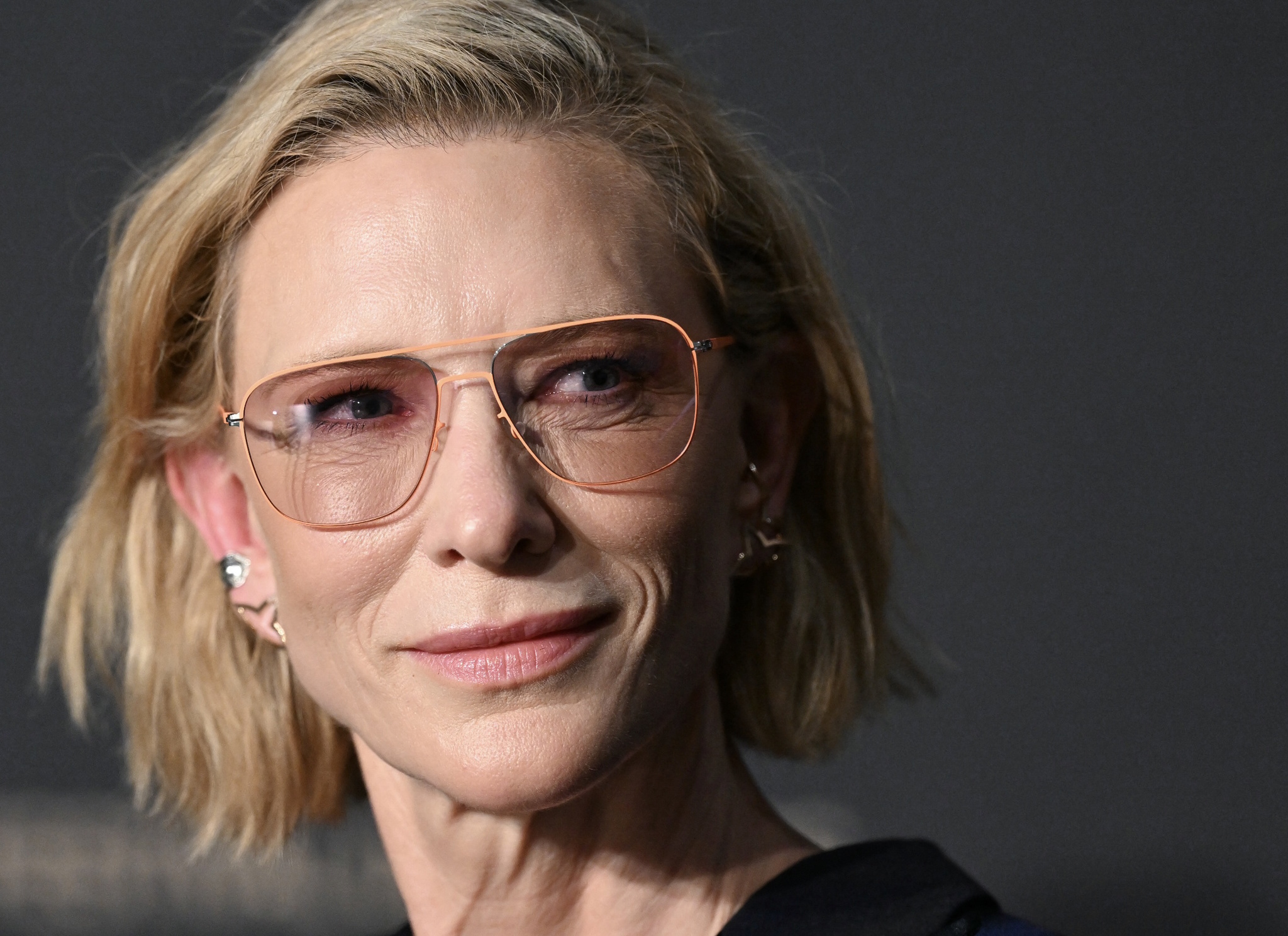Esther Nieto, maquilladora: "Si llevas gafas, usa lápiz de ojos negro o marrón, aplica máscara de pestañas y pon un toque de sombra reflectante en el centro del párpado para abrir la mirada"