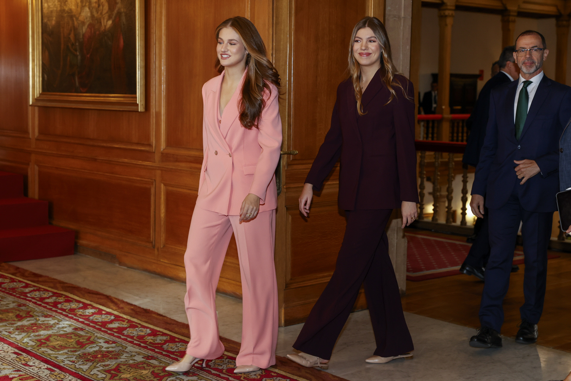 Leonor se estrena en solitario en la recepción de los Premios Princesa de Asturias 2026 con un traje sastre rosa coordinado con su hermana: el más bonito hasta la fecha