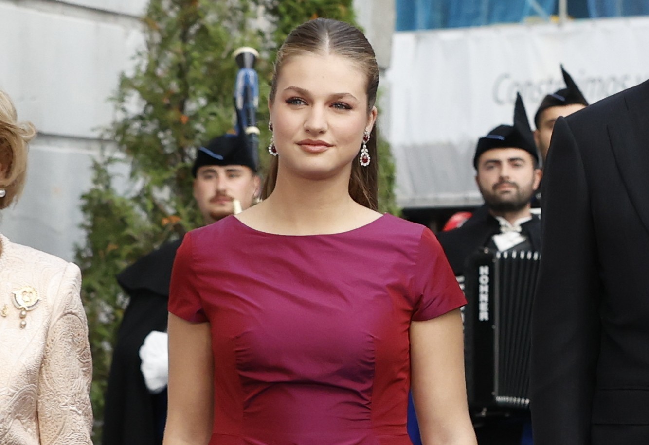 La princesa Leonor vuelve a apostar por un vestido hecho a medida para los Premios Princesa de Asturias y unos pendientes de la reina Letizia