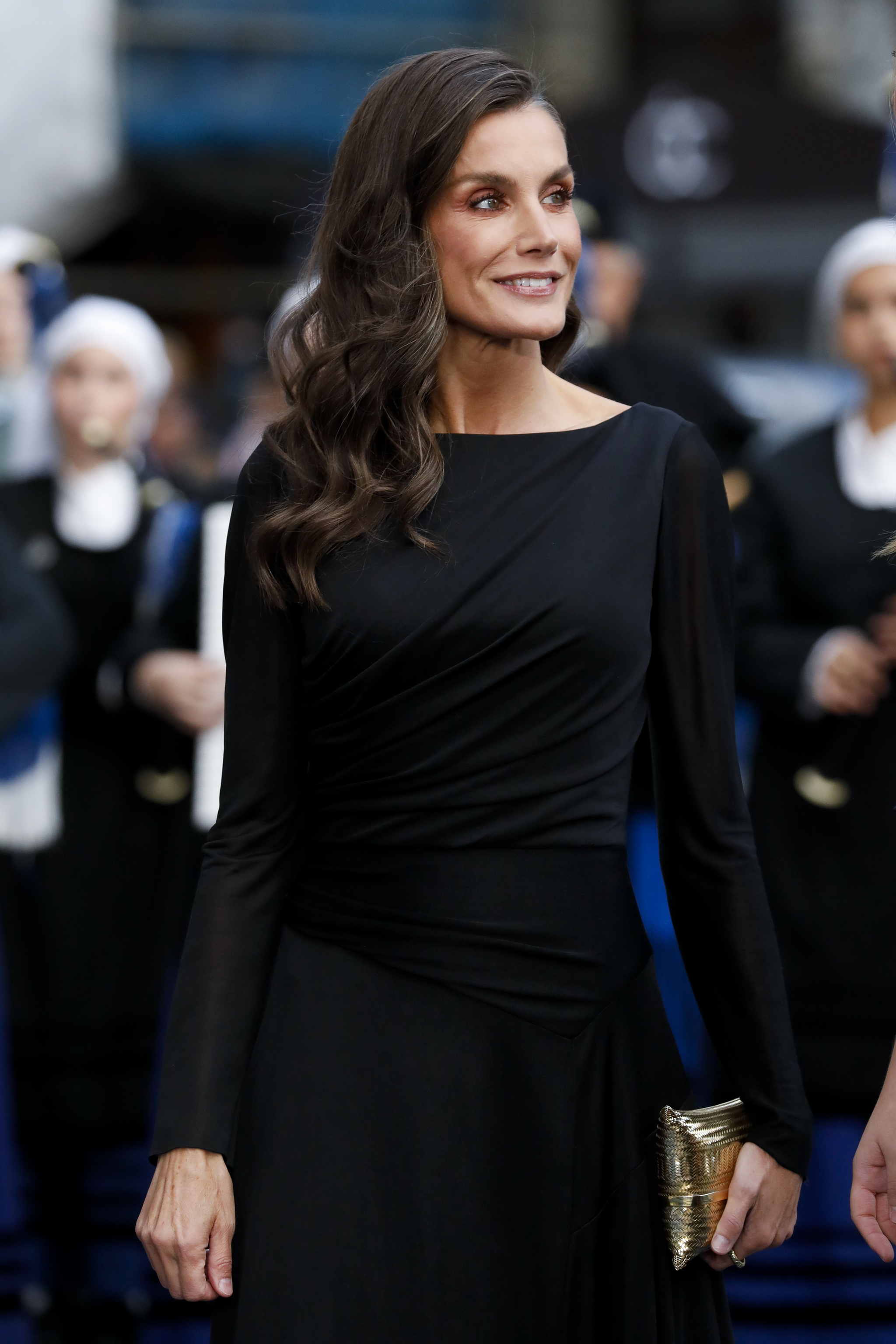 La reina Letizia, imponente, vuelve a confiar en la elegancia del negro en los Premios Princesa de Asturias 2026 con su vestido más minimalista de los últimos años