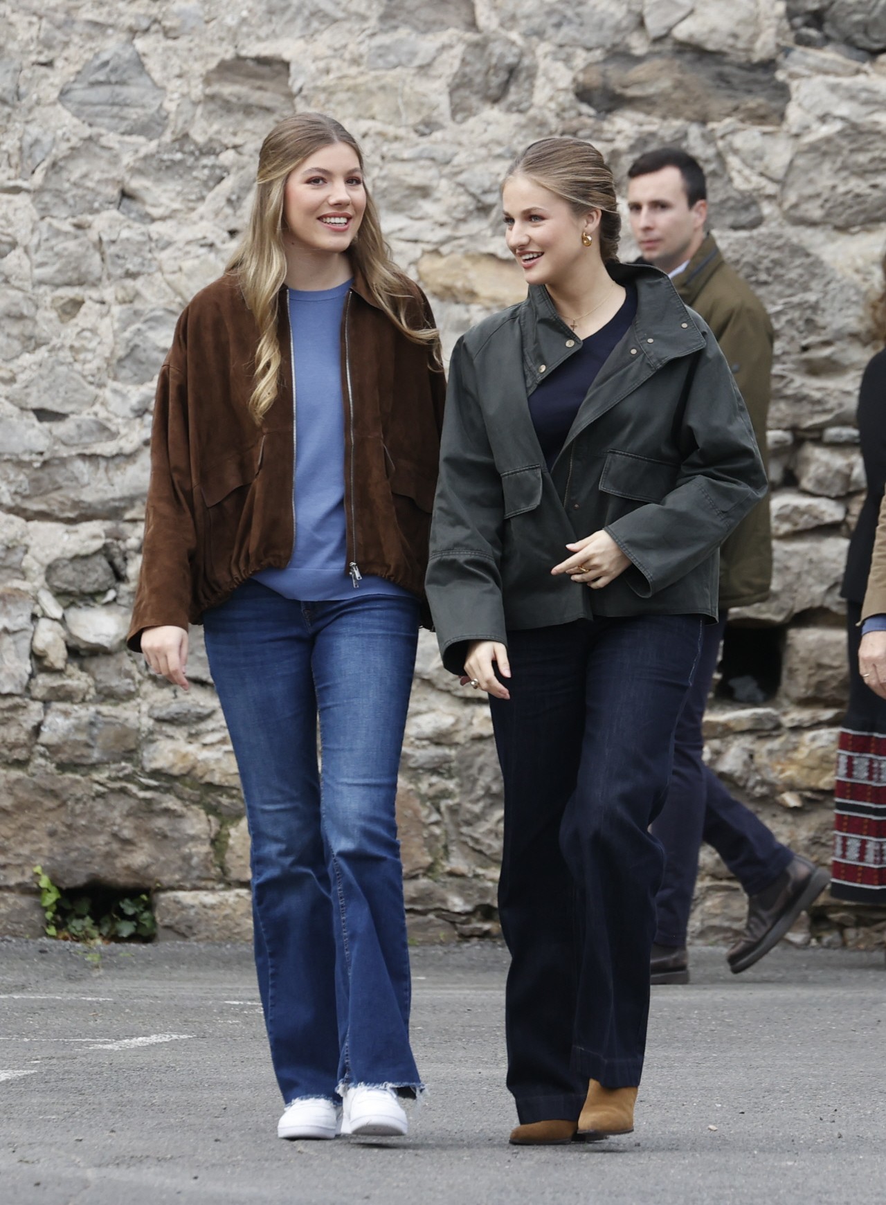 La princesa Leonor y la infanta Sofía lucen las dos chaquetas tendencia del otoño en la entrega al Premio al Pueblo Ejemplar 2026.
