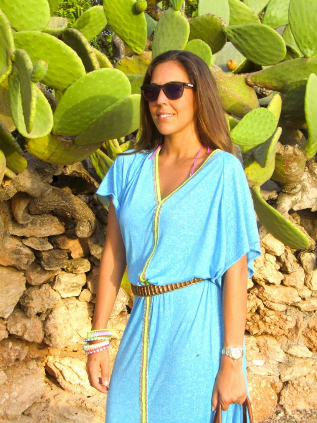 Gafas de sol Oakley y túnica de algodón de Pitusa, marca de una amiga suya, en Ibiza estaban por tod