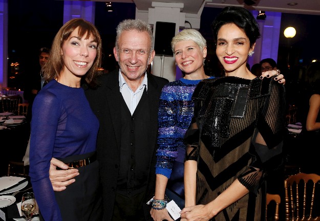 Jean Paul Gaultier muy bien rodeado por Elisa Nalin, Farida Khelfa y Mathilde Meyer