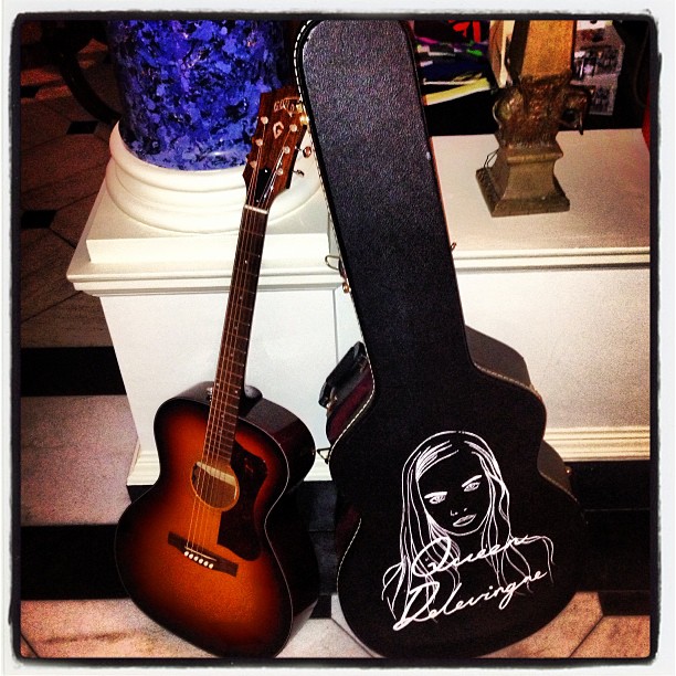 La guitarra personalizada de Cara Delevingne