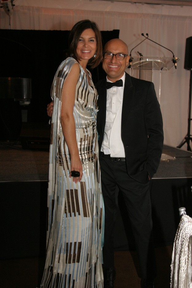 Con el diseñador venezolano Angel Sanchez y el maravilloso traje que llevo de Carolina Herrera NY 