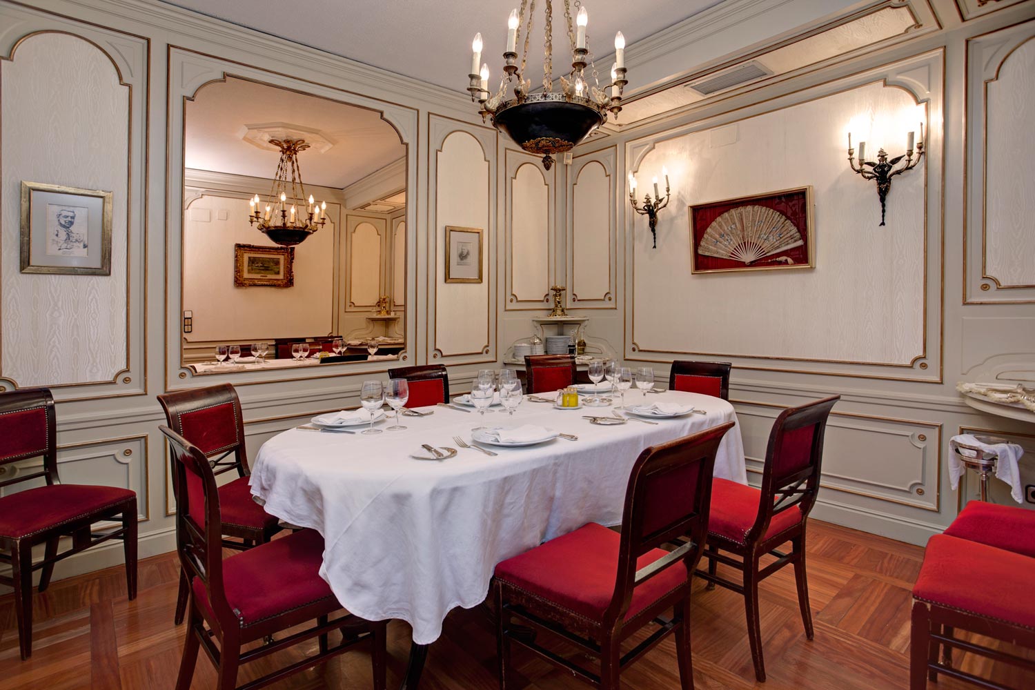 Cena romntica en Lhardy, uno de los restaurantes ms emblemticos de Madrid