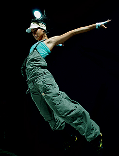 Libera endorfinas practicando puenting, danza Zumba o rindote a carcajadas. / Foto: Nike