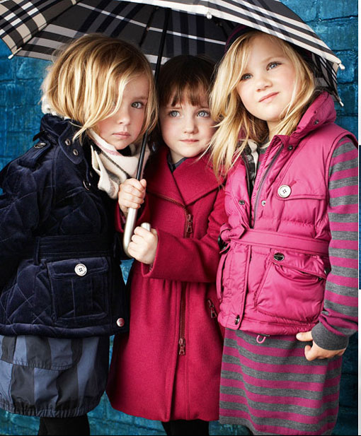 niñas bajo la lluvia ( foto burberry)- TELVA