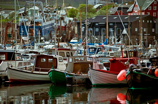 Barcos en el puerto de Thrshavn (Dinamarca)