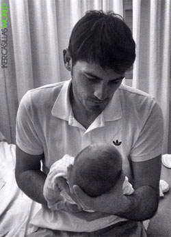 Iker Casillas junto a su hijo recién nacido - TELVA