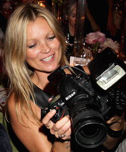 Kate con una cámara de fotos