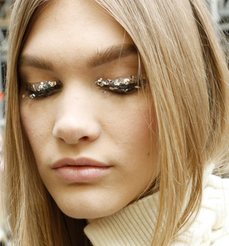 Maquillaje glitter en una modelo de Chanel