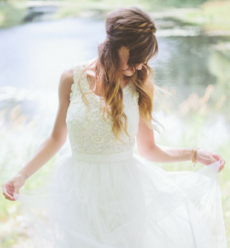 Novia con melena semirecogida y vestido blanco