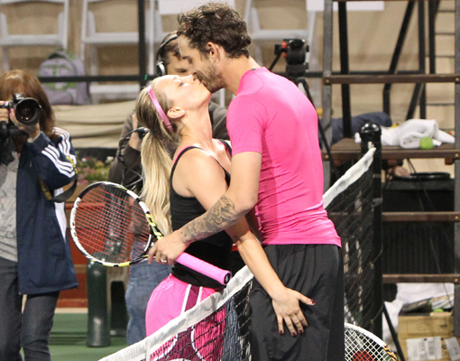 Kaley Cuoco y su novio en el tenis