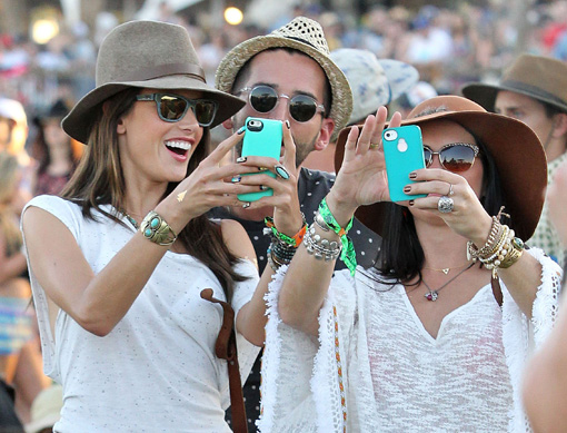 Alessandra Ambrosio en el Festival de Coachella haciendo un selfie