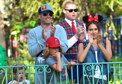 Jessica Alba con sus hijas en Disneyland