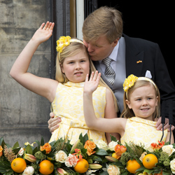 Las princesas de Holanda con vestido amarillo