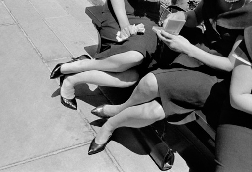 Foto de Henri Cartier Bresson, piernas de mujeres