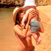 Sara Carbonero con su hijo en la playa