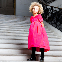 Niña con vestido rosa de Jean Paul Gaultier