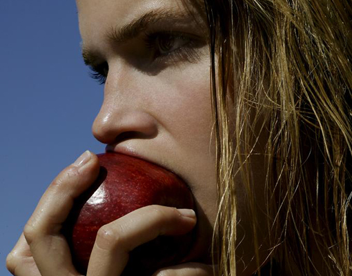 Chica comiendo manzana