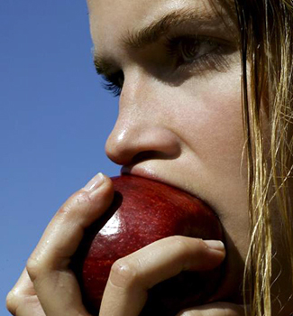 Chica comiendo manzana