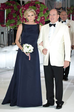 Charlene y Alberto de Mónaco en una gala benéfica en Mónaco