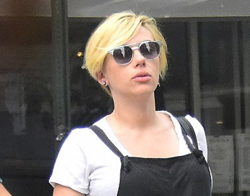 Scarlett Johansson luce nuevo corte de pelo. /Foto: Daily Mail.