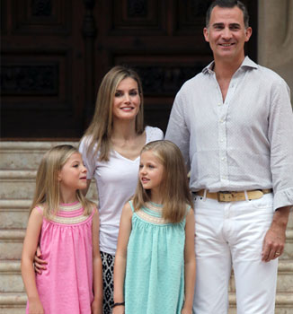Los Reyes de Espaa, Felipe VI y Letizia, junto a sus hijas Leonor y Sofa en Palma de Mallorca
