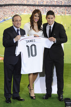 Daniela Ospina junto a su chico, James Rodríguez, y Florentino Pérez en el palco del Santiago Bernabéu.