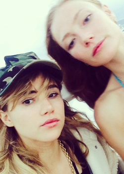 Las modelos Suki Waterhouse y Clara Paget en la fiesta de Cara en Ibiza.
