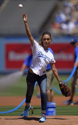 Jessica Alba juega al bisbol