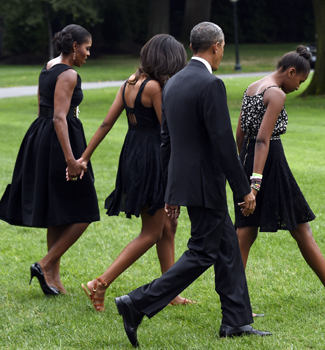 Malia, Michelle y Sasha Obama se van de boda con LBD