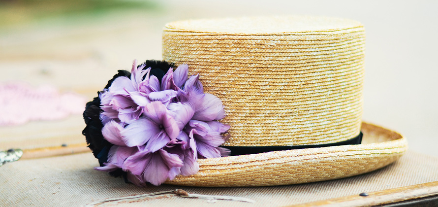 Chisteras: peinados para el sombrero it de boda