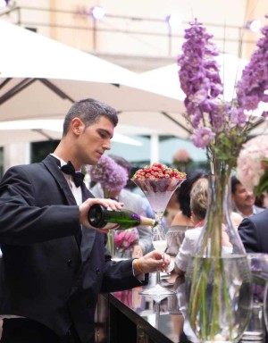 Camarero del Hotel Intercontinental de Madrid sirviendo champagne.