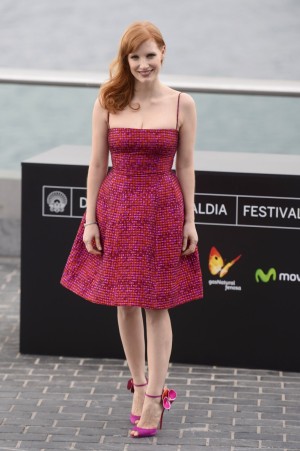 Jessica Chastain espectacular con un vestido en tonos magenta en el Festival de Cine de San Sebastián. 