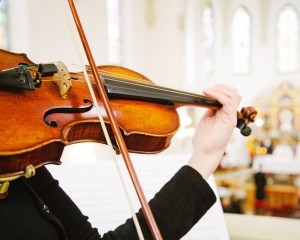 Un violinista tocando dentro de una iglesia 