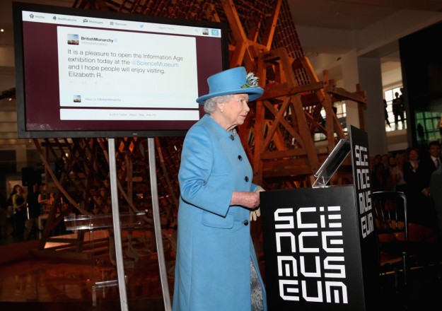 La Reina Isabel II se suma a Twitter