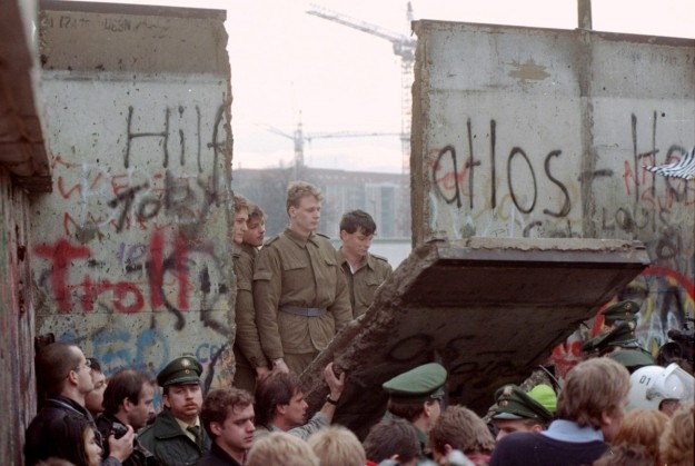 Generales detrs del muro de Berln durante su cada. 