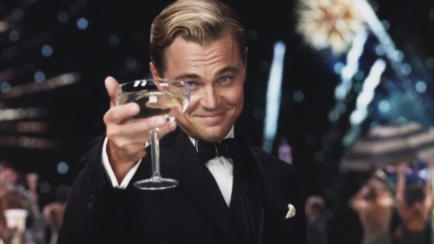 Fotograma de El Gran Gatsby con Leonardo Di Caprio levantando una copa. 