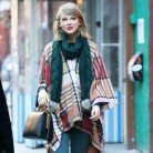 Taylor Swift se apunta a la tendencia de la temporada... ¡El poncho!