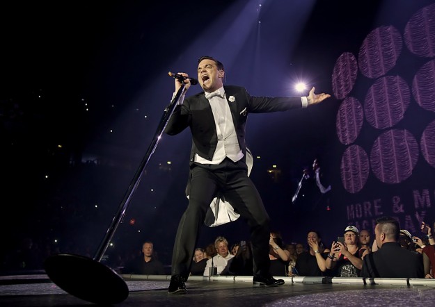 Robbie Williams durante un concierto 