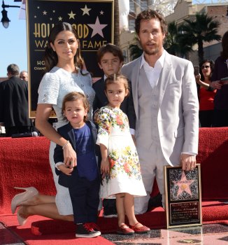 Matthew McConaughey recibe una estrella en el Paseo de la Fama acompaado de su familia